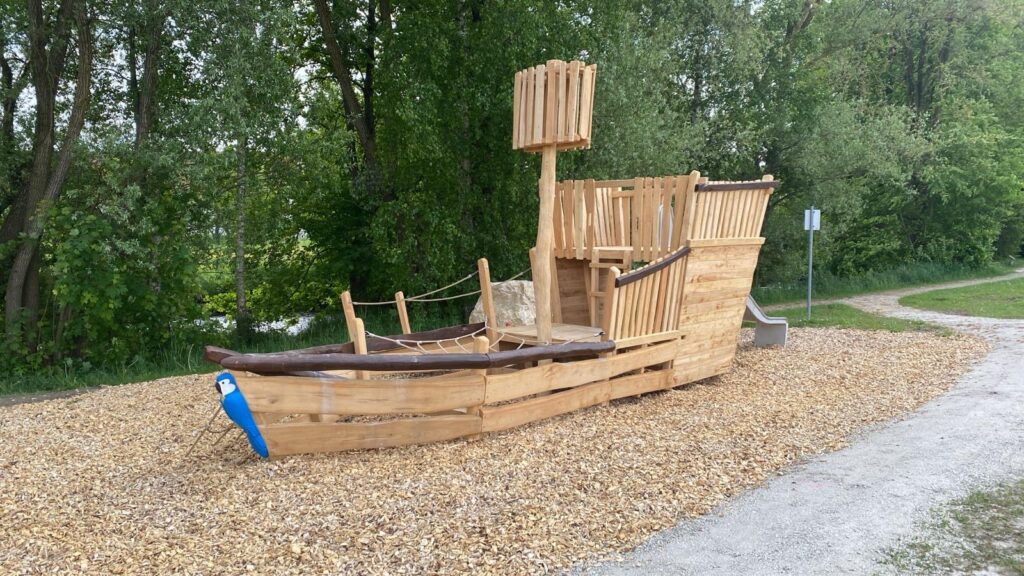 Spielschiff an der Paar, Seitenansicht