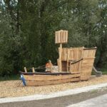 Spielplatz an der Paar mit Spielschiff u. gestifteten Bänken des Hühnerkomitees Merching wurde offiziell eröffnet